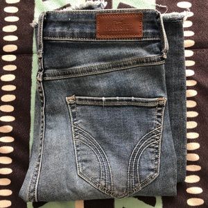 LIGHT WASH HOLLISTER HIGH RISE JEANS